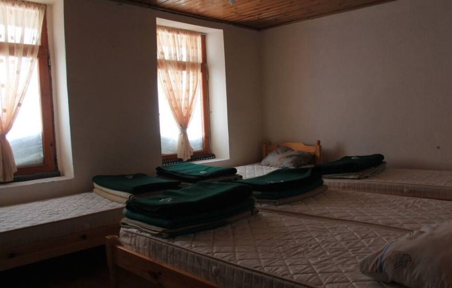 Macedonia hut room for 9