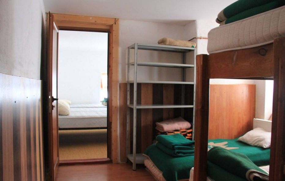 Macedonia hut room for 9