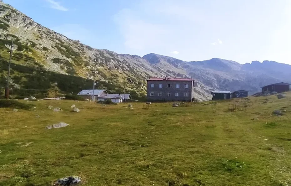 fish lake (ribni ezera) hut