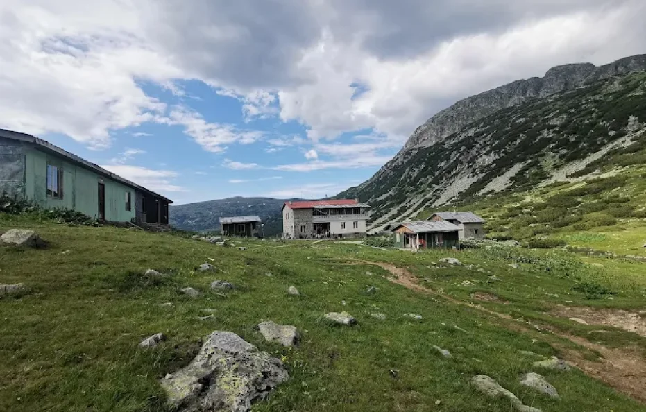 fish lake (ribni ezera) hut