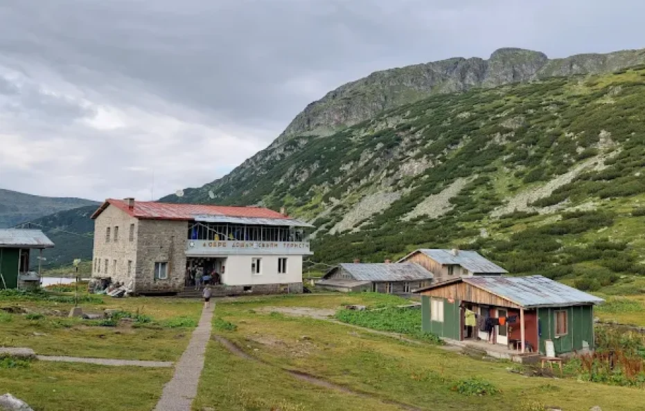 fish lake (ribni ezera) hut