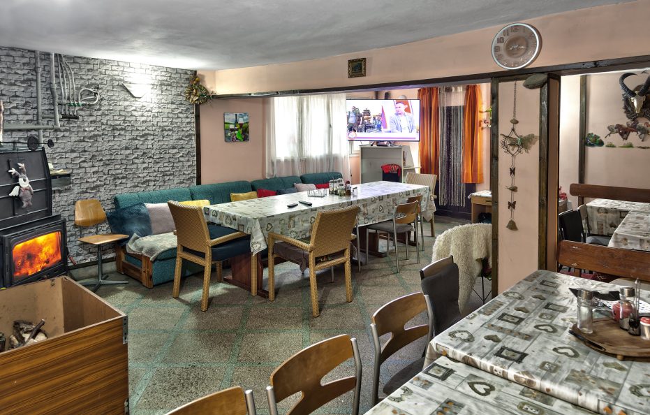 Popovi livadi hut