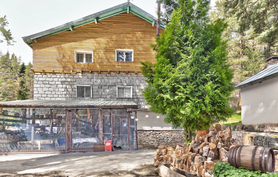 Popovi livadi hut