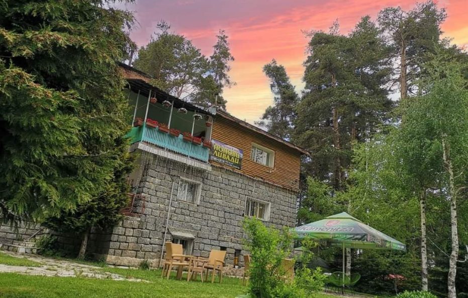 Popovi livadi hut