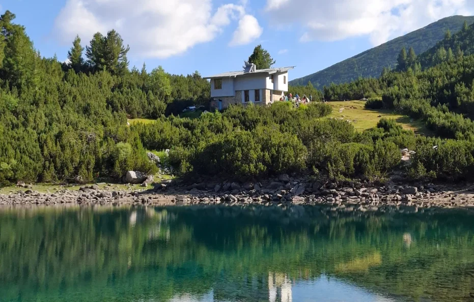 sinanitsa hut