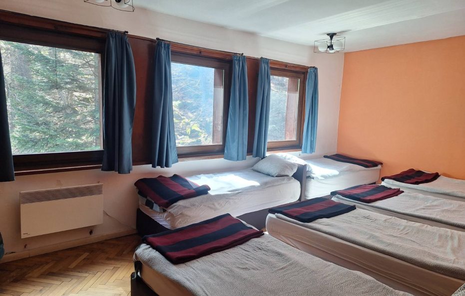 Septemvri hut common room