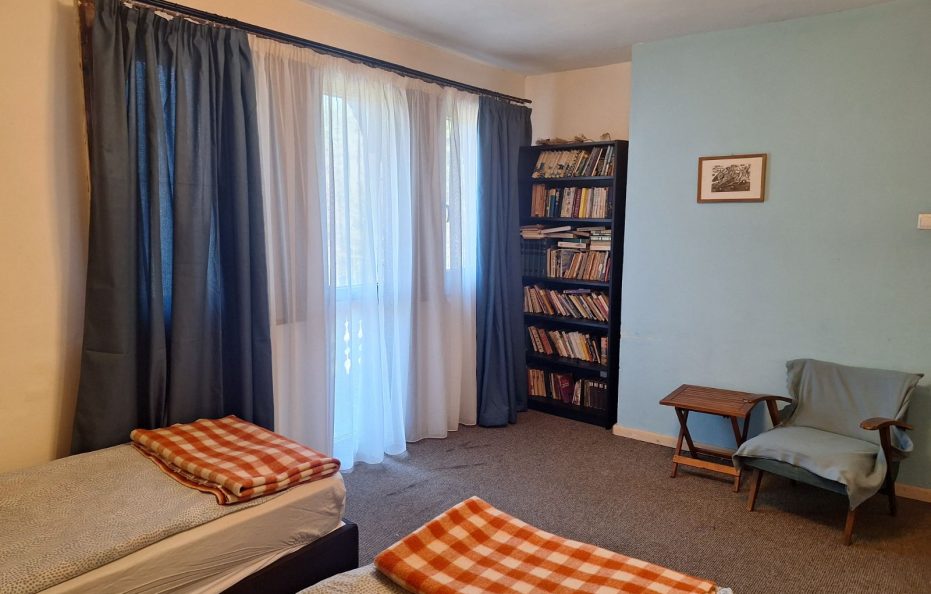 Septemvri hut family room