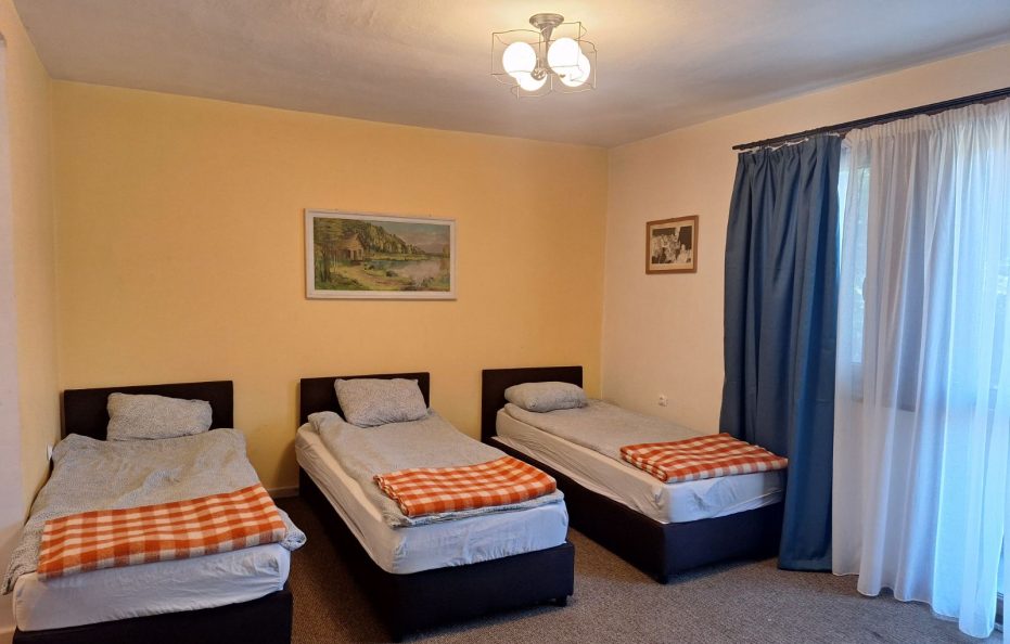 Septemvri hut family room