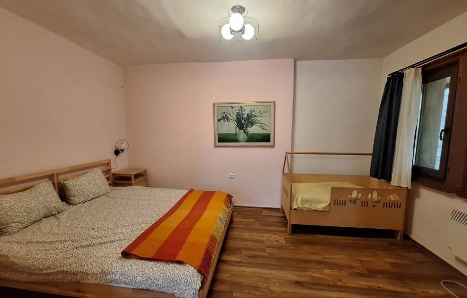 Septemvri hut family room