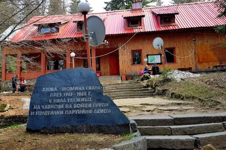 Momina skala hut