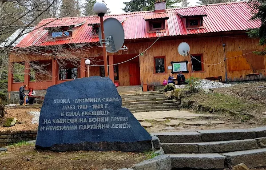 Momina skala hut