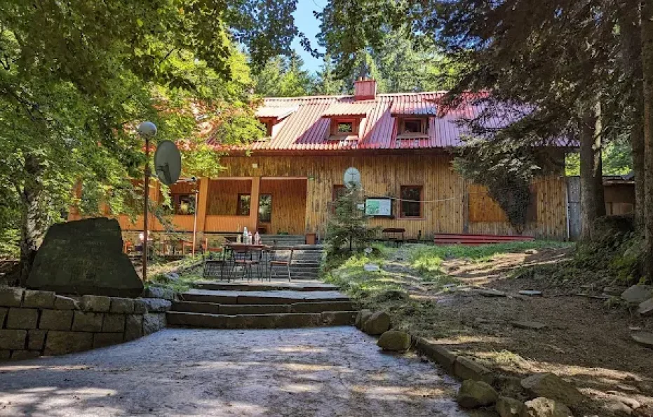 Momina skala hut