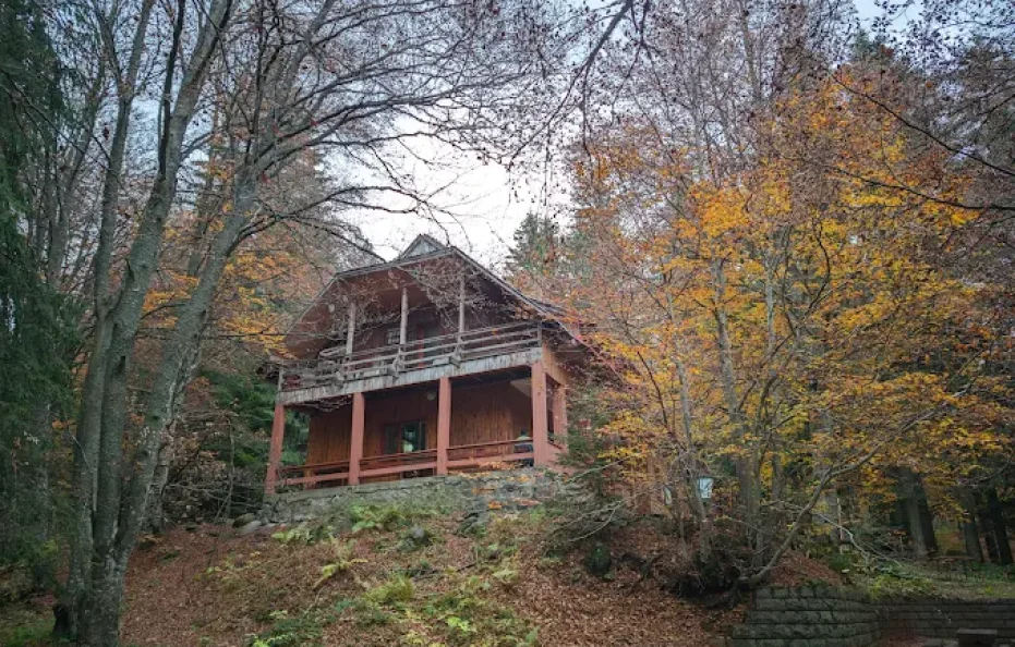 Momina skala hut