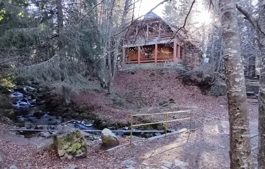 Momina skala hut