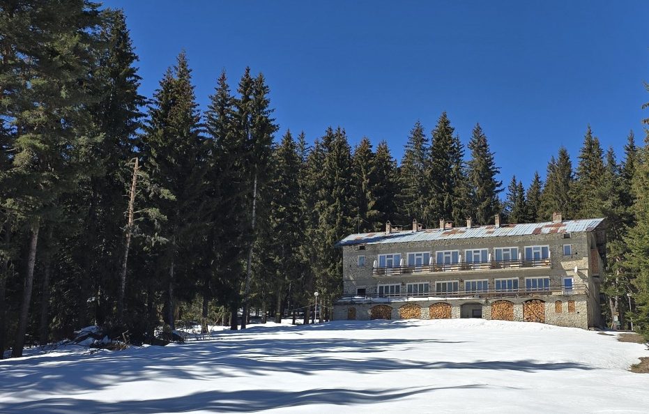 Izgrev hut