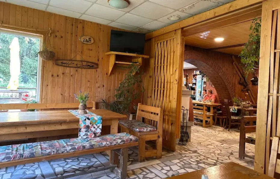 Partizanska Pesen hut